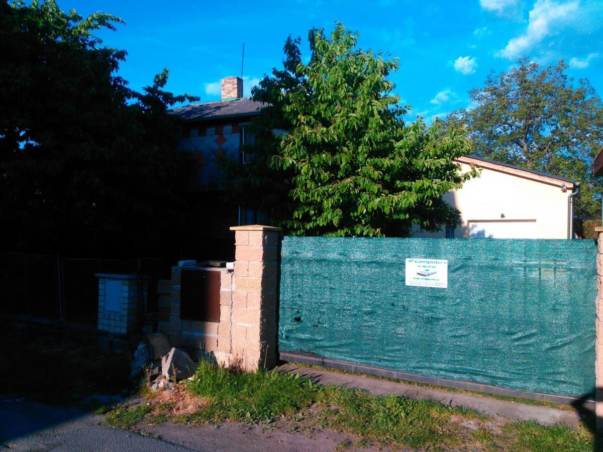 Old Summer House With Renovated Bathroom Praha